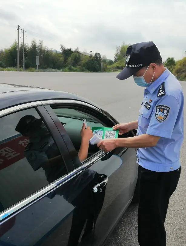 隔离|3位“老民警”的战“疫”故事 | 党旗在防疫一线高高飘扬