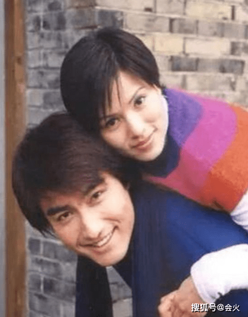 脖子|55岁李若彤晒生日视频！瘦到关节凸起十分吓人，脖子上青筋像树根