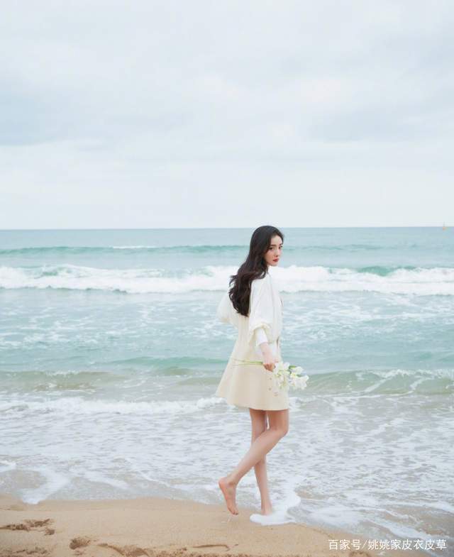 身材|杨幂穿A字小白裙,大衣身材曲线!大长腿实力抢镜!34岁仙气十足