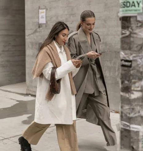 卫衣|54岁温碧霞坚持扮嫩，穿抹胸裙扮花仙子，没生过孩子也难挡衰老