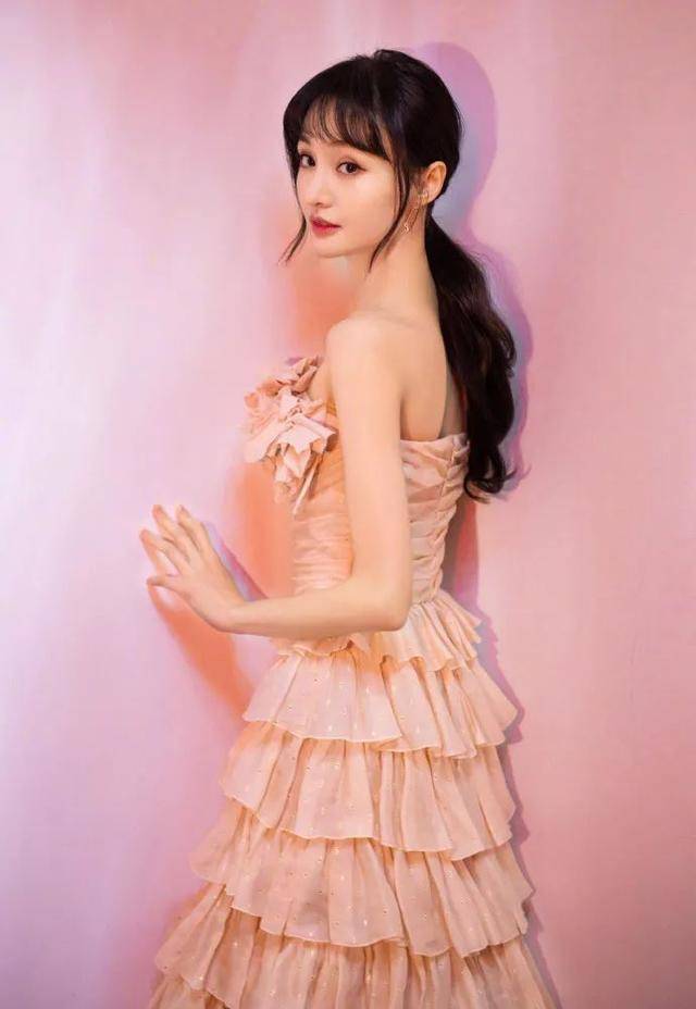 基调|郑爽“胖”点更美，一袭少女粉裙惊艳红毯，甜美可爱咋看咋顺眼