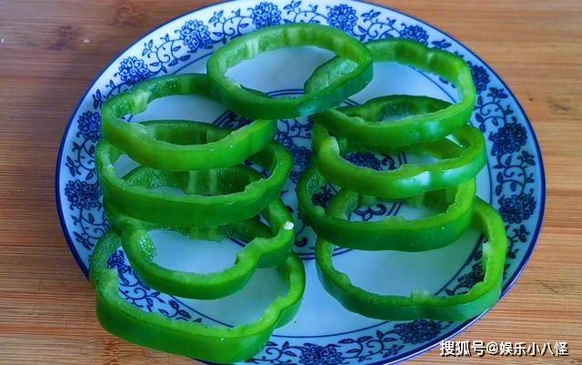 蔬菜|早餐新做法：2个青椒，2个西红柿，简单易做好吃又入味，真解馋