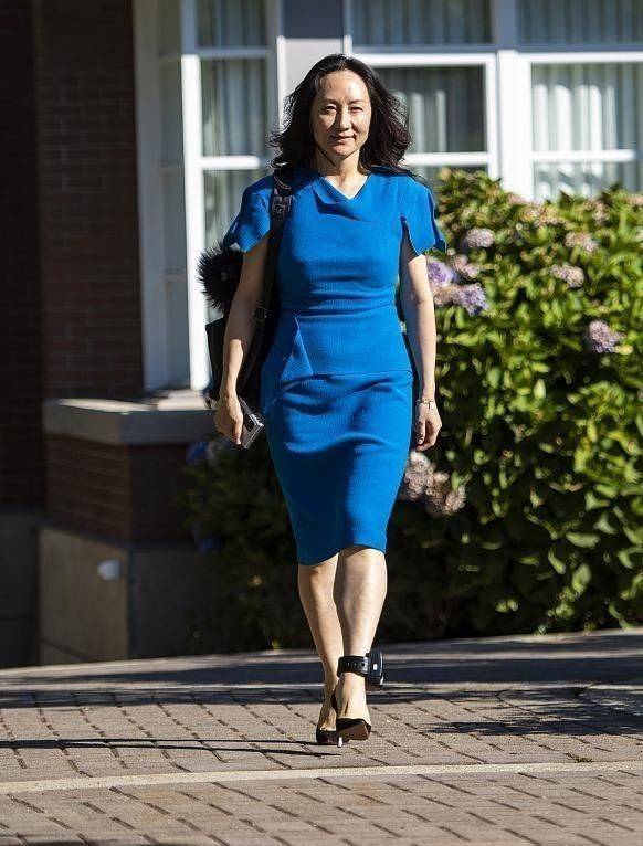 身材|孟晚舟私下造型不忍直视！穿紧身针织衫配百褶裙太显胖，更接地气