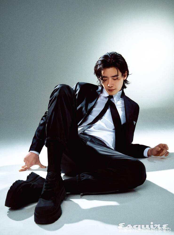 黑色|李钟硕退伍后首次亮相时尚大片,复古造型曝光,慵懒随意令人心动