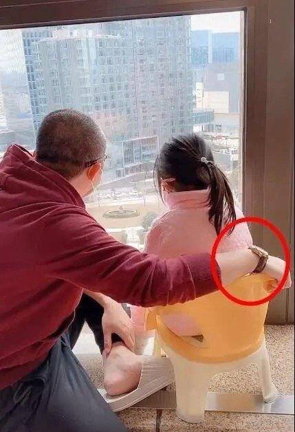 奢侈品|涂磊宅家晒日常，露出大量奢侈品，给女儿吹头发的吹风机都是大牌