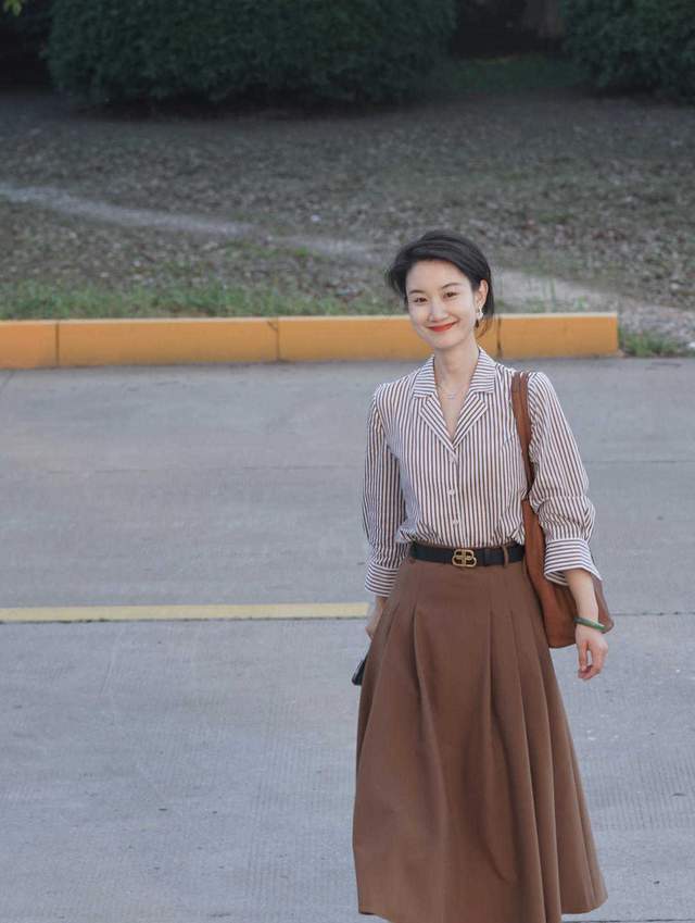 颜色|精致的女人自带气场，针织衫配半身裙，女人30岁一样可以很高级