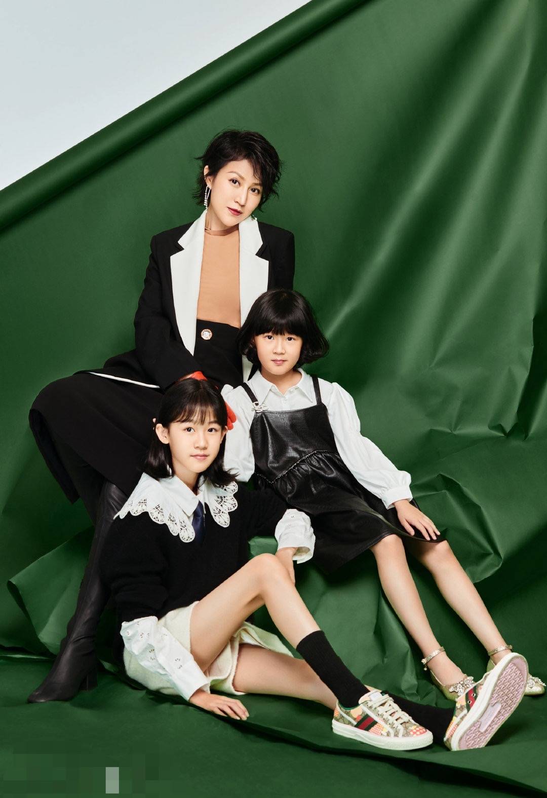 氛围|陆毅老婆女儿拍写真,满屏都是大长腿,12岁贝儿和妈妈共用一张脸