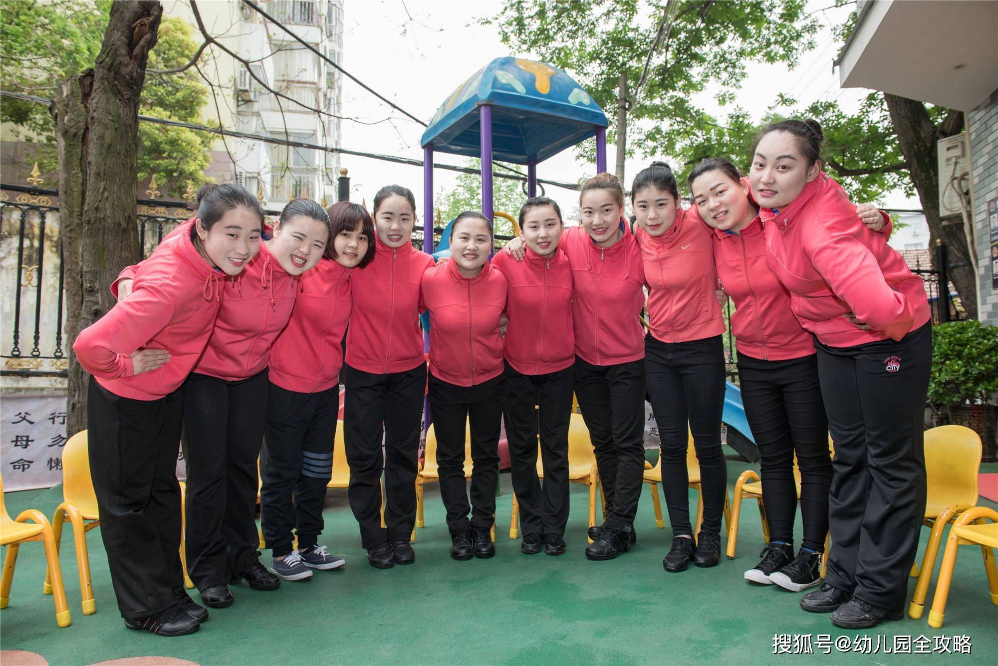 阳光更|幼儿园老师月薪两千多，拿什么在坚持？除了周末寒暑假，还有三点