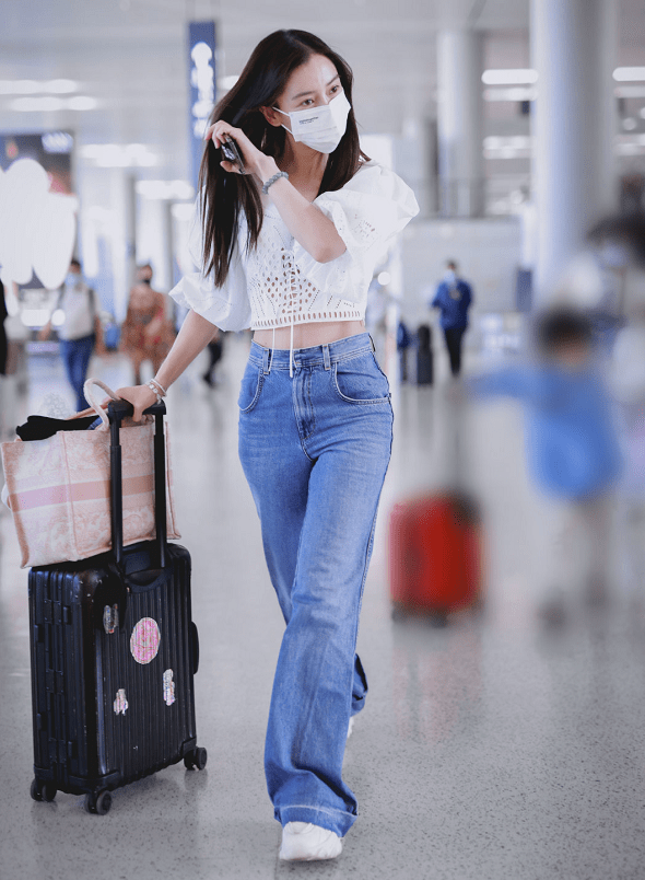 气息|又被杨颖的细腰折服了！袖子和衣身“一样宽”，依然能穿出瘦削感