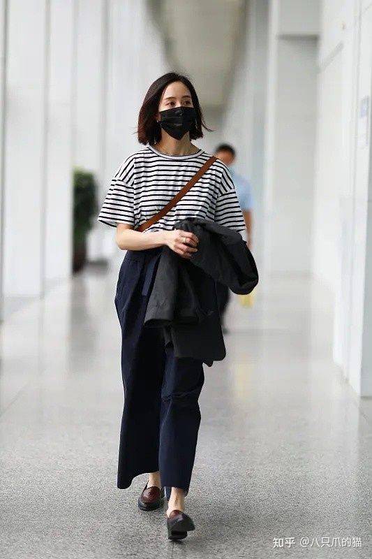 富家|刘亦菲“骑自行车”旧照被热传，条纹T配卷发，一看就是富家小姐