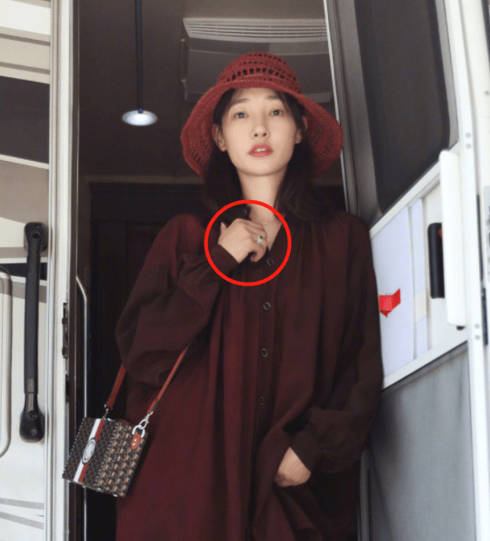 整体|白百何真厉害!穿“大妈衫”配褶皱裤,不仅不丑,反倒慵懒又高级