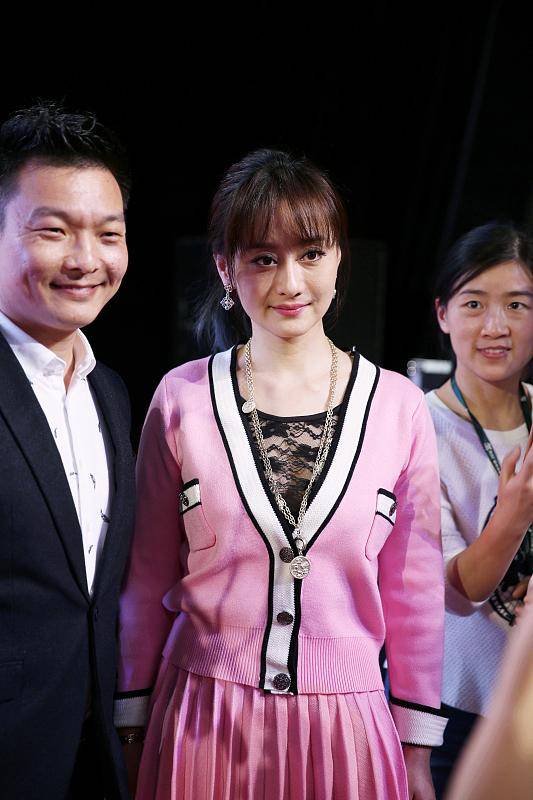 材质|奔五的陈德容近况曝光,真空穿西装配丸子头,说她30都有人信