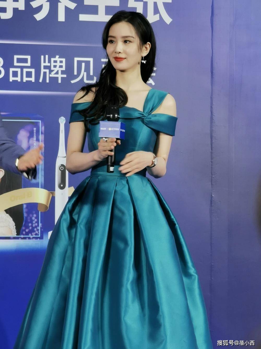 蓝色|吴奇隆的小娇妻刘诗诗又美出圈，穿蓝色连衣裙，在人群中美得耀眼