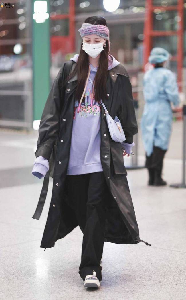 显得|郑希怡穿一袭风衣,搭配黑色长裤走机场,高级又洋气!