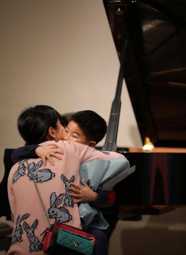 东北|44岁胡可带俩儿子现身,粗布牛仔配紧身裤,东北宋仲基有点发福了