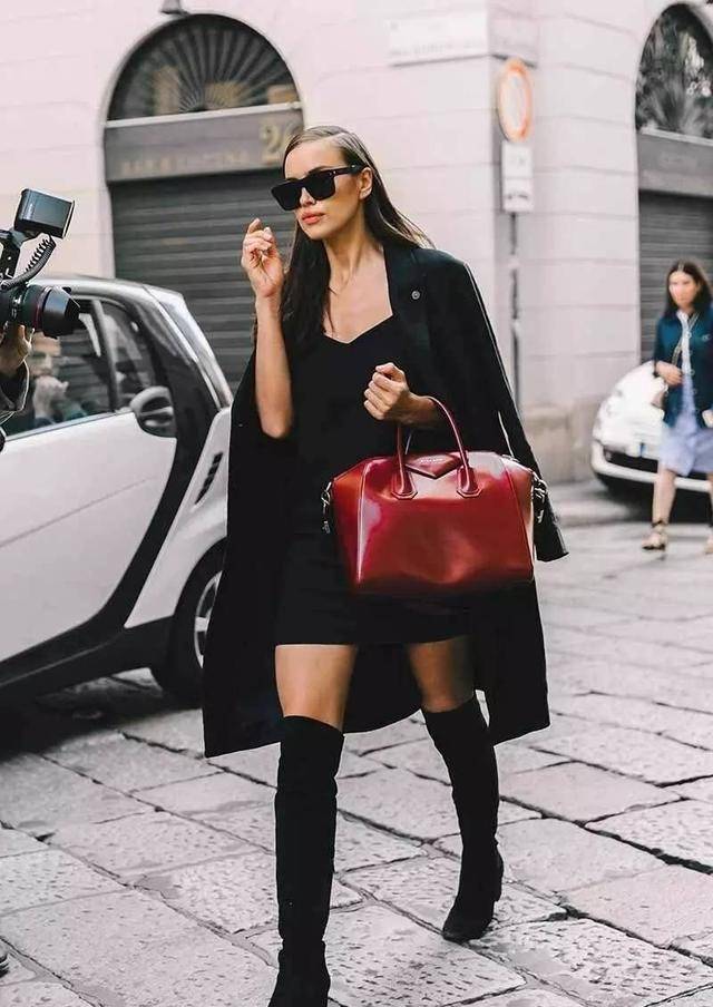 职场|长筒靴和半身裙的这套搭配会更加的职场化