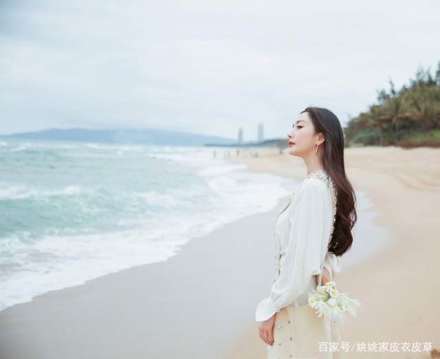 身材|杨幂穿A字小白裙,大衣身材曲线!大长腿实力抢镜!34岁仙气十足