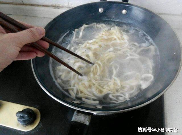 原创煮面条水开才下锅难怪不好吃这才是正确做法