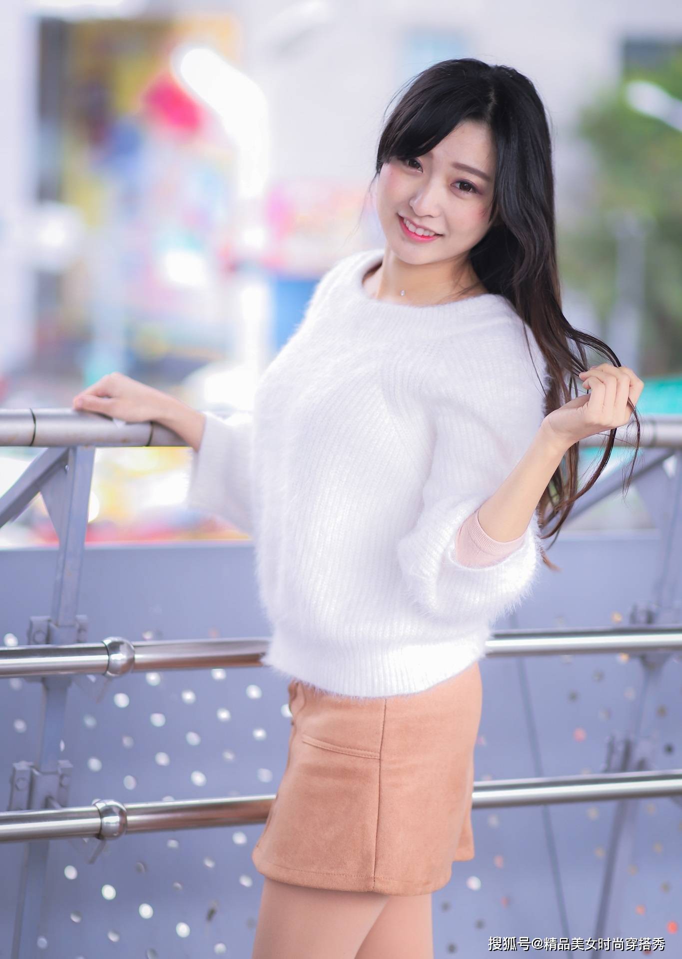 短裙|美女身着米色西服短裙，搭配出精致的造型，展示出女人柔和的美