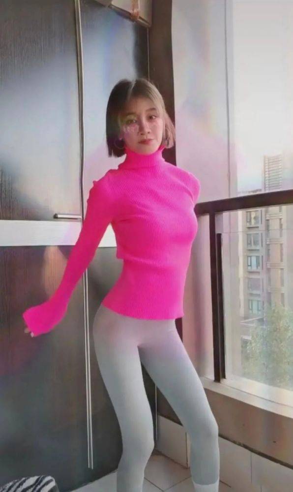 身材|曹云金前妻32岁唐菀在家真放得开,穿健美裤健身,马蜂腰太惊艳