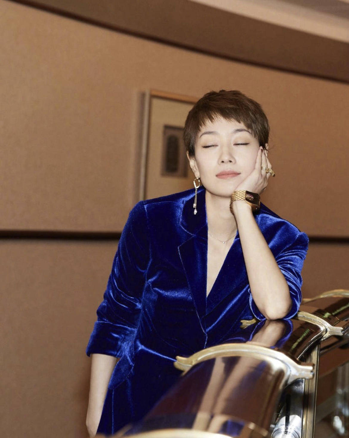 辣妈|马伊琍才是“辣妈圈”顶流,穿藏青色开衫搭配阔腿裤,减龄时髦