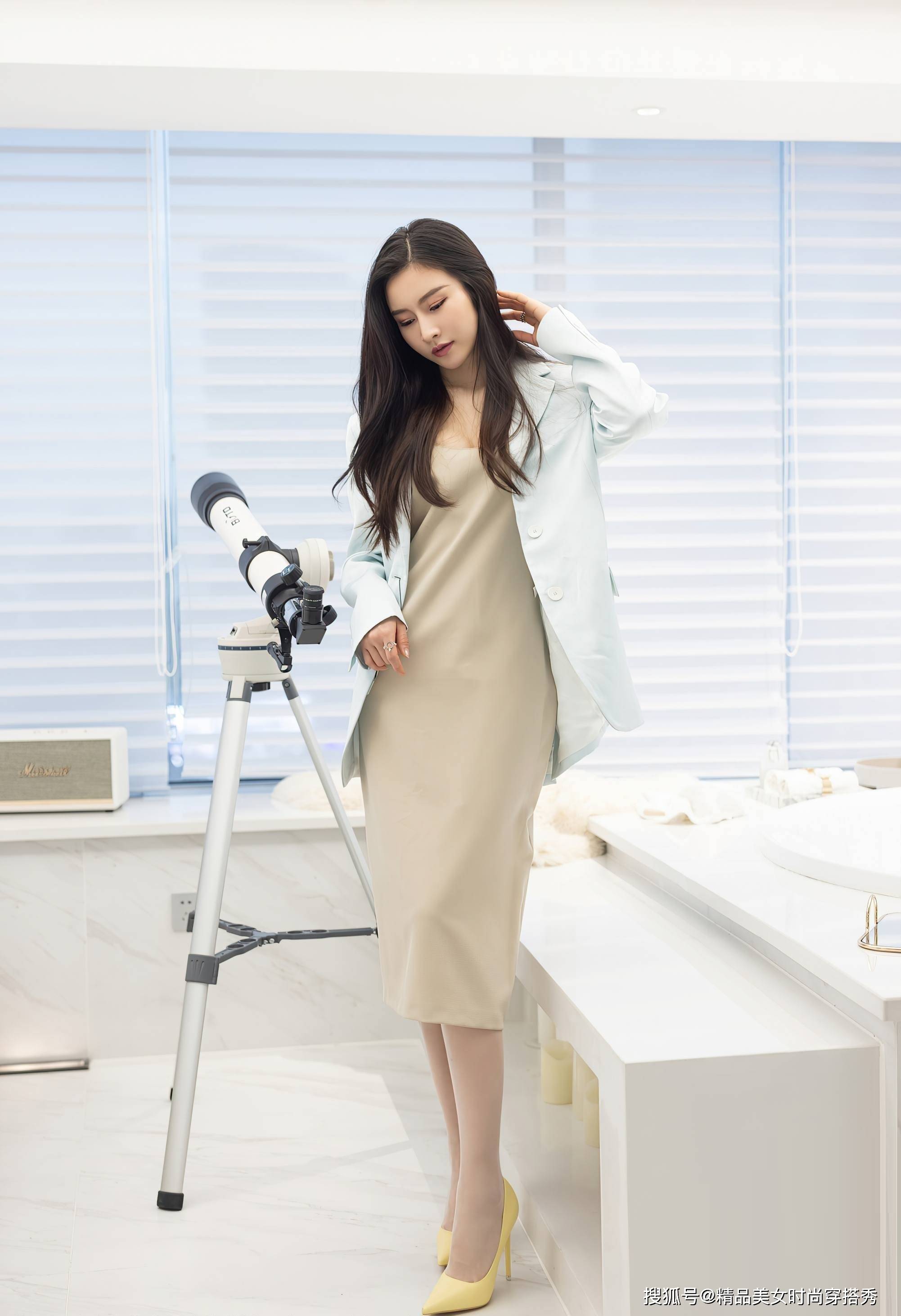 高跟鞋|连衣裙+西装外套配上一双黄色的高跟鞋落落大方而又时尚迷人