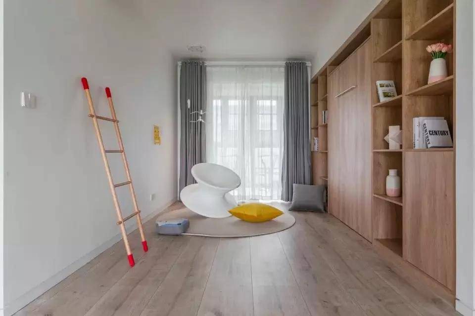 平时伸缩回去的床是一个餐厅卡座,晚上睡觉再拉出来,一床多用.