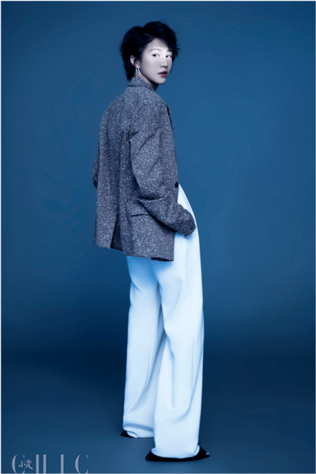 鲍蕾携|鲍蕾携俩女儿登大刊！贝儿身材比例堪比超模，颜值成三人中竟然最佳