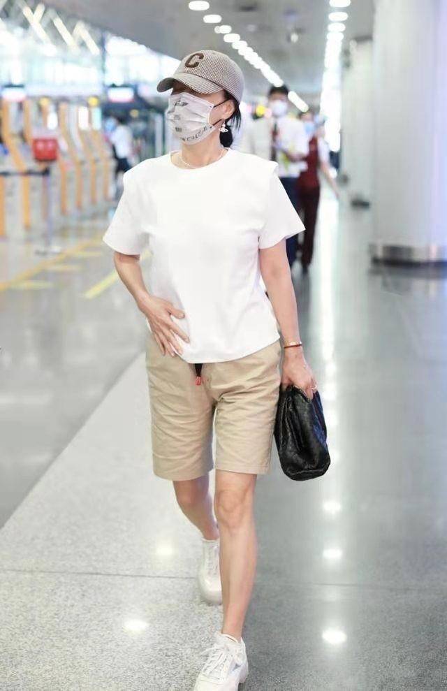 黑色|那英没有明星包袱,穿白T配“大裤衩”就出门,依然还有大姐范儿