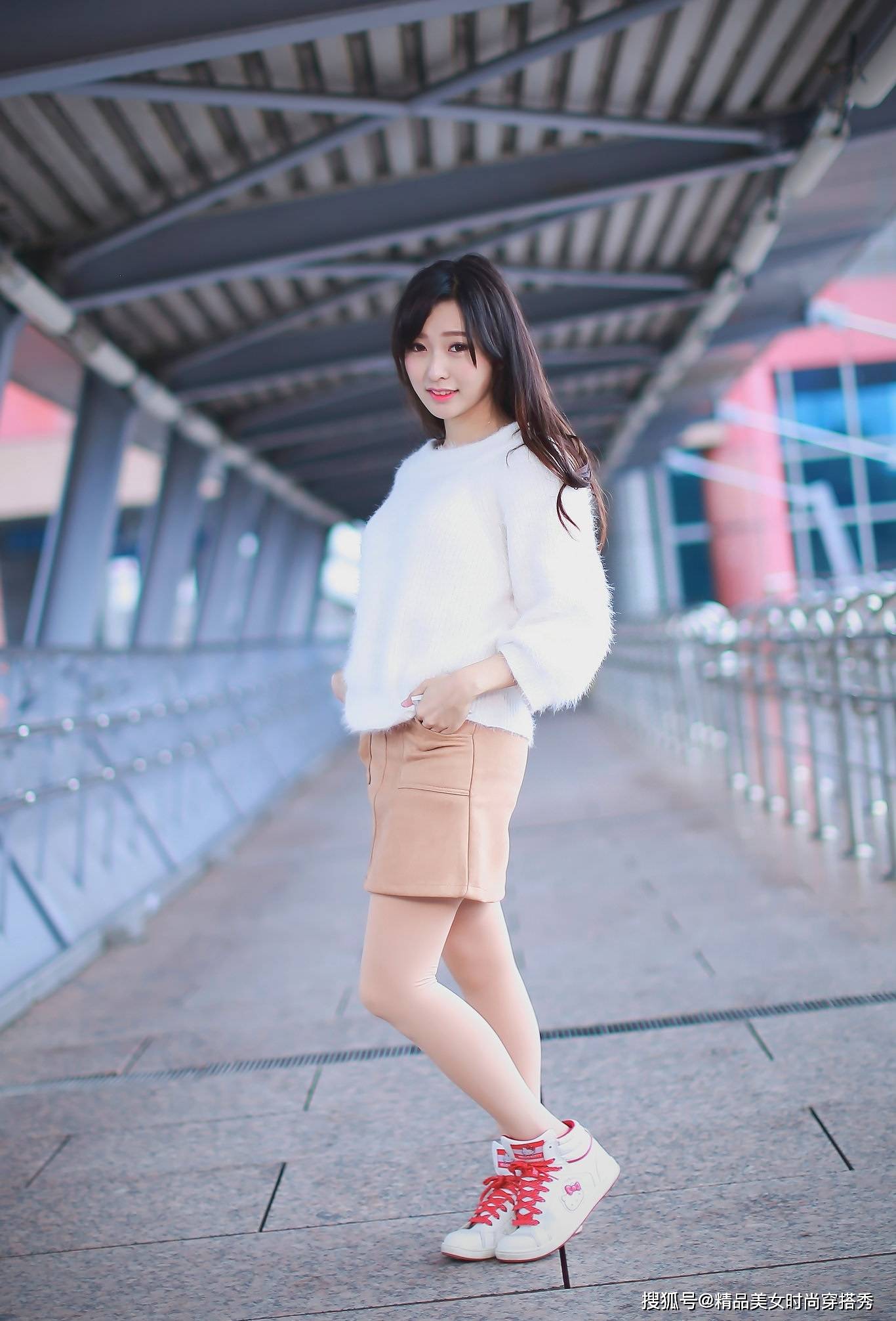 短裙|美女身着米色西服短裙，搭配出精致的造型，展示出女人柔和的美