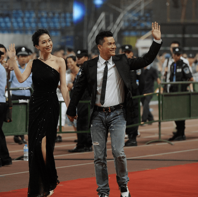 黑色|温峥嵘是真的有些老了,肌肤状态不如当年,但还好气质依旧高级