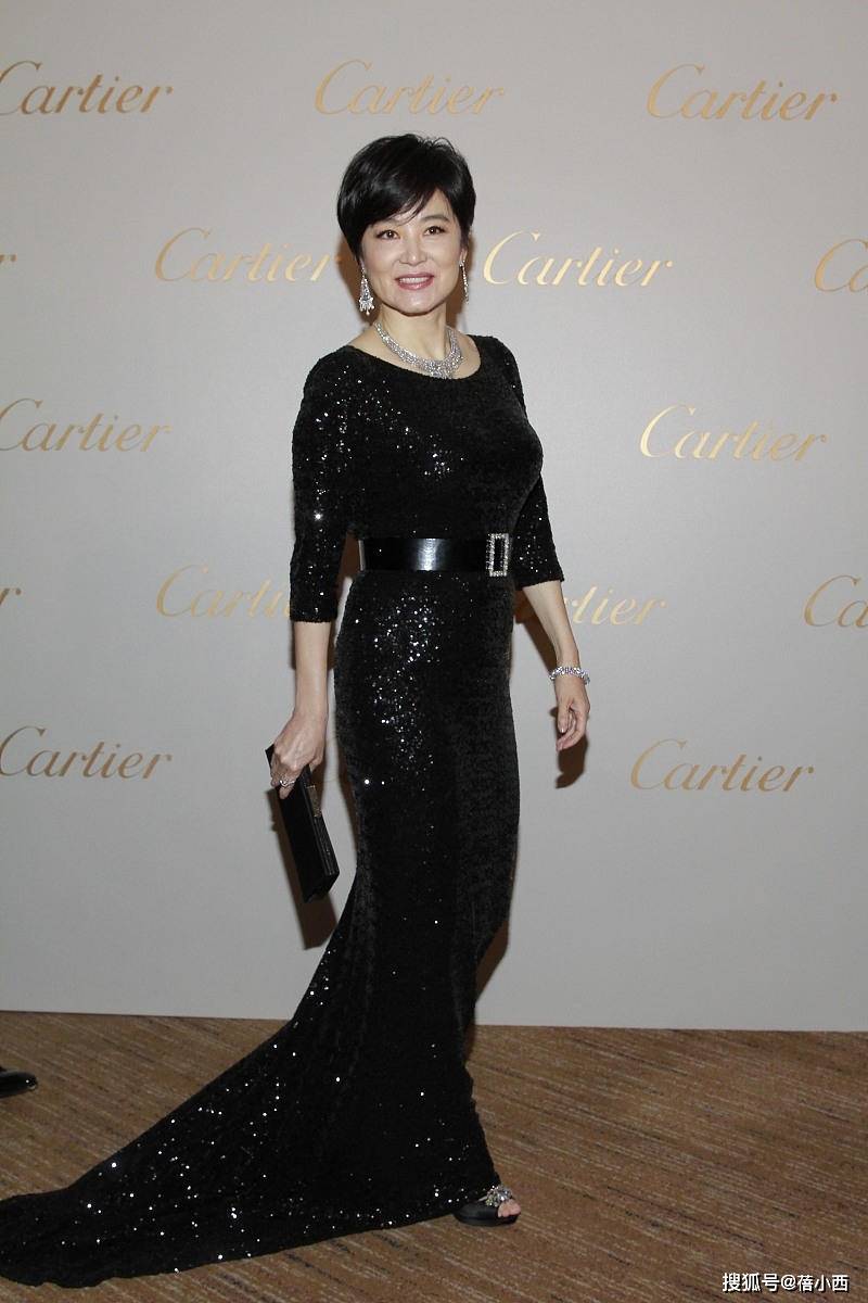 进行|我被林青霞的“括号臀”迷住了,穿黑色亮片裙,好像换了一副身材