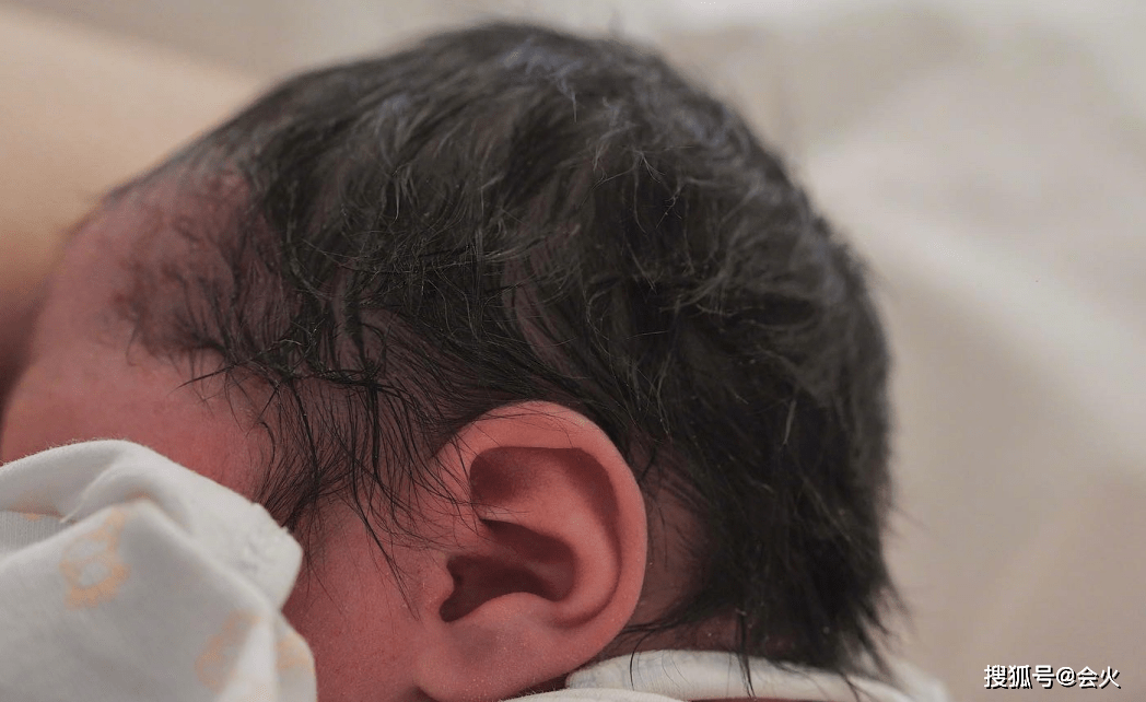 婴儿|36岁周柏豪二胎得子，婴儿头发浓密耳朵红彤彤，儿女双全家庭幸福