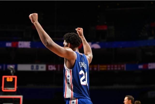 续约|4年1.96亿，NBA历史第8人！恩比德提前续约，西蒙斯何去何从？