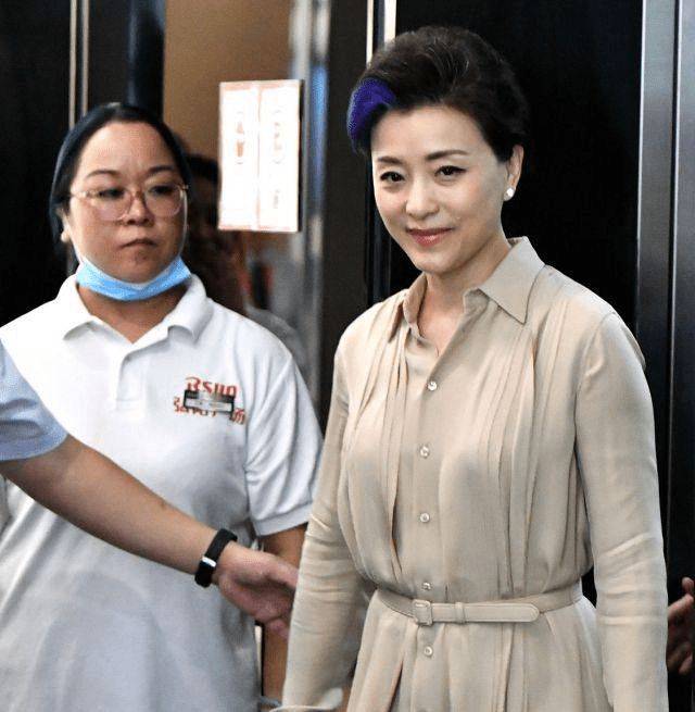 整体|杨澜肆意走秀，穿风衣气场全开，挑染一撮蓝发真洋气