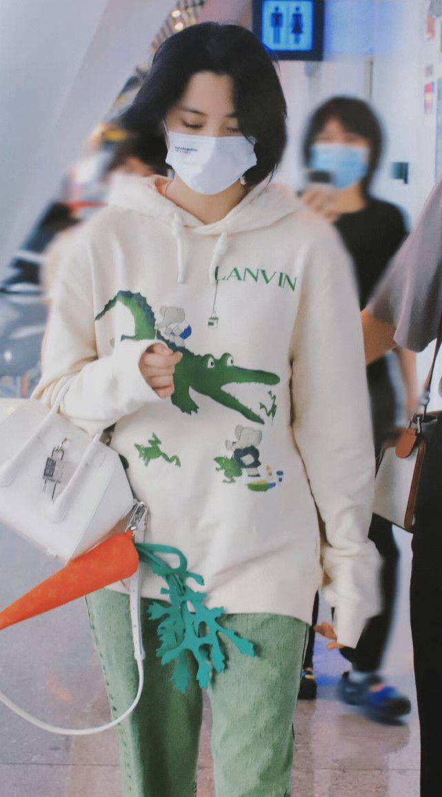 卫衣|欧阳娜娜剪短发后更好看了，现身机场秀穿搭，休闲时尚很气质