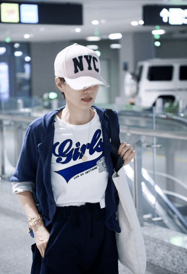 辣妈|马伊琍才是“辣妈圈”顶流,穿藏青色开衫搭配阔腿裤,减龄时髦