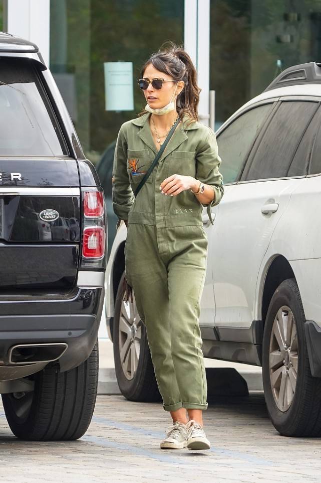 姐妹|女明星都在穿的时尚连体裤，精致时尚穿着舒适，是时候入手一件了