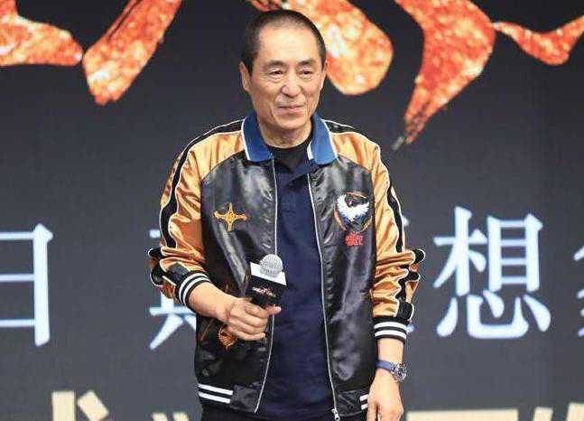 国货|张艺谋真的老了，穿一身国货看着挺时髦，走路体态却像遛弯大爷