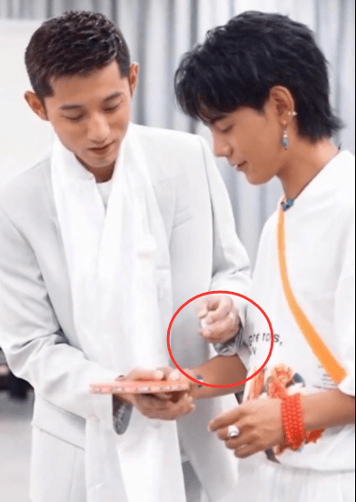 丁真|张继科教丁真颠球太难见！他穿西装变绅士儒雅，丁真却少年感十足