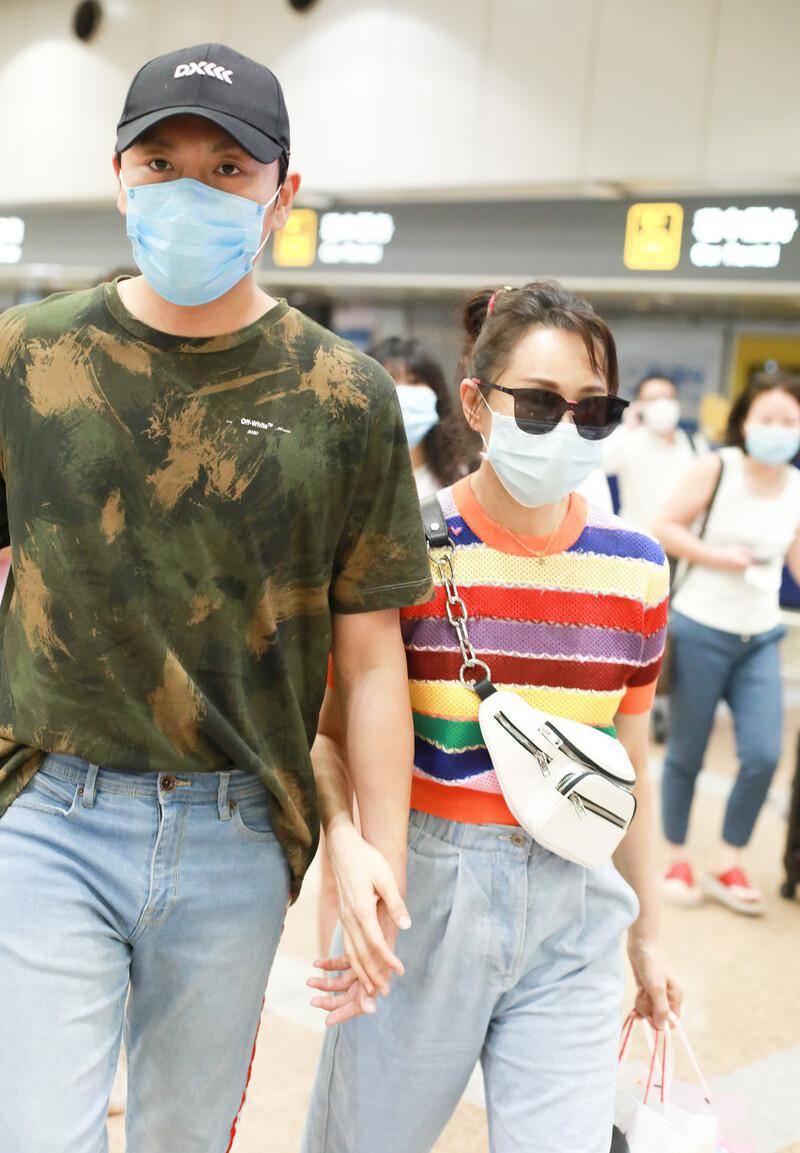 曲线美|奔四后微胖才有女人味,看伊能静夫妇穿情侣装秀恩爱,腰部曲线美