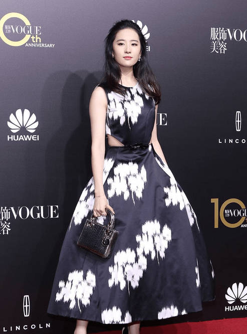 身材|刘亦菲穿镂空装走红毯,身材优势没发挥出来,腰部勒出明显赘肉!