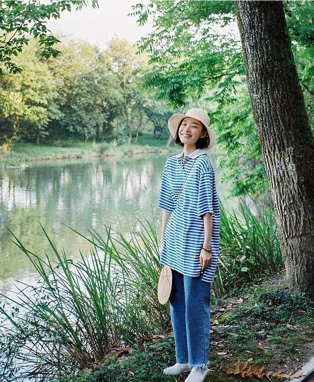 进行|倪妮私服穿搭装真好看，条纹上衣配牛仔裤简约随性，显瘦又时髦