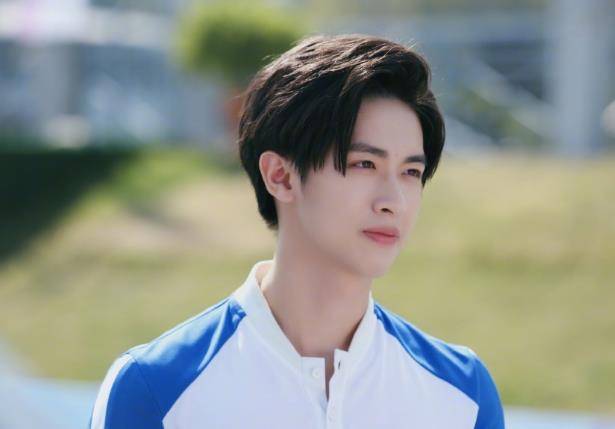 于正的艺人又出事99年鲜肉被曝耍大牌在剧组踢翻群演盒饭