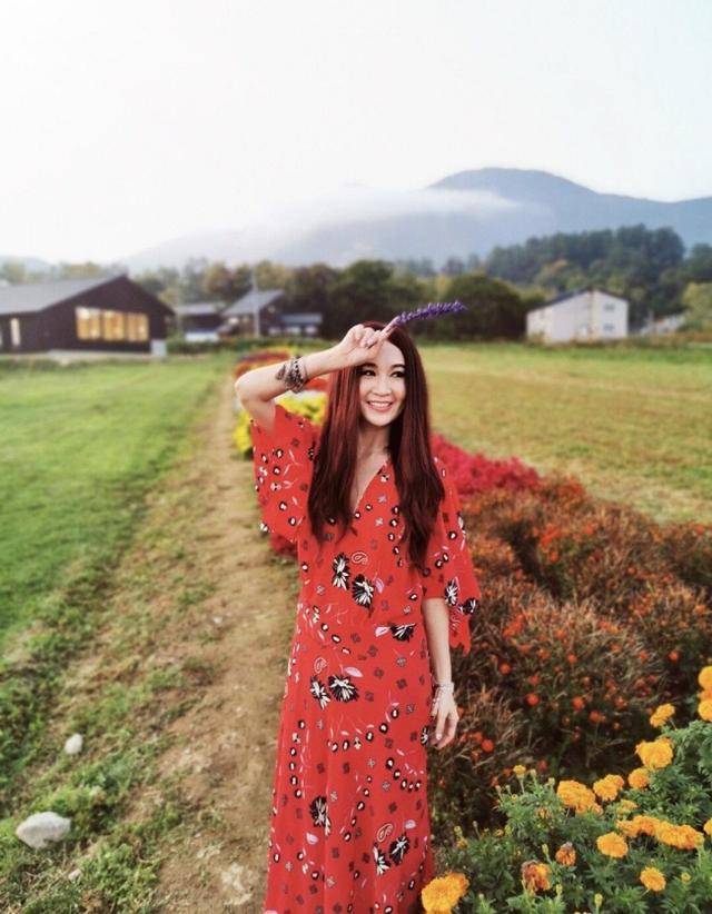 颜色|“冻龄女神”温碧霞时尚撩人，一袭红色长裙秀美背，哪有54岁的样