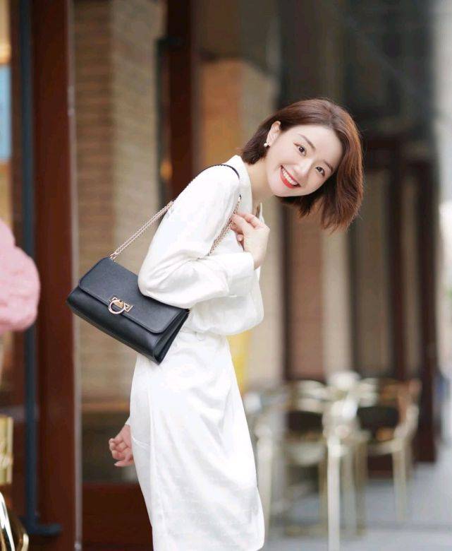 服装|只要穿对了，就能轻松成为精致的女人，与年龄无关