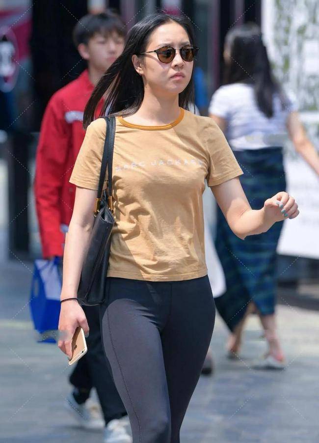 服装|运动服装时尚又显年轻，穿上精神显干练，修身的最佳选择！