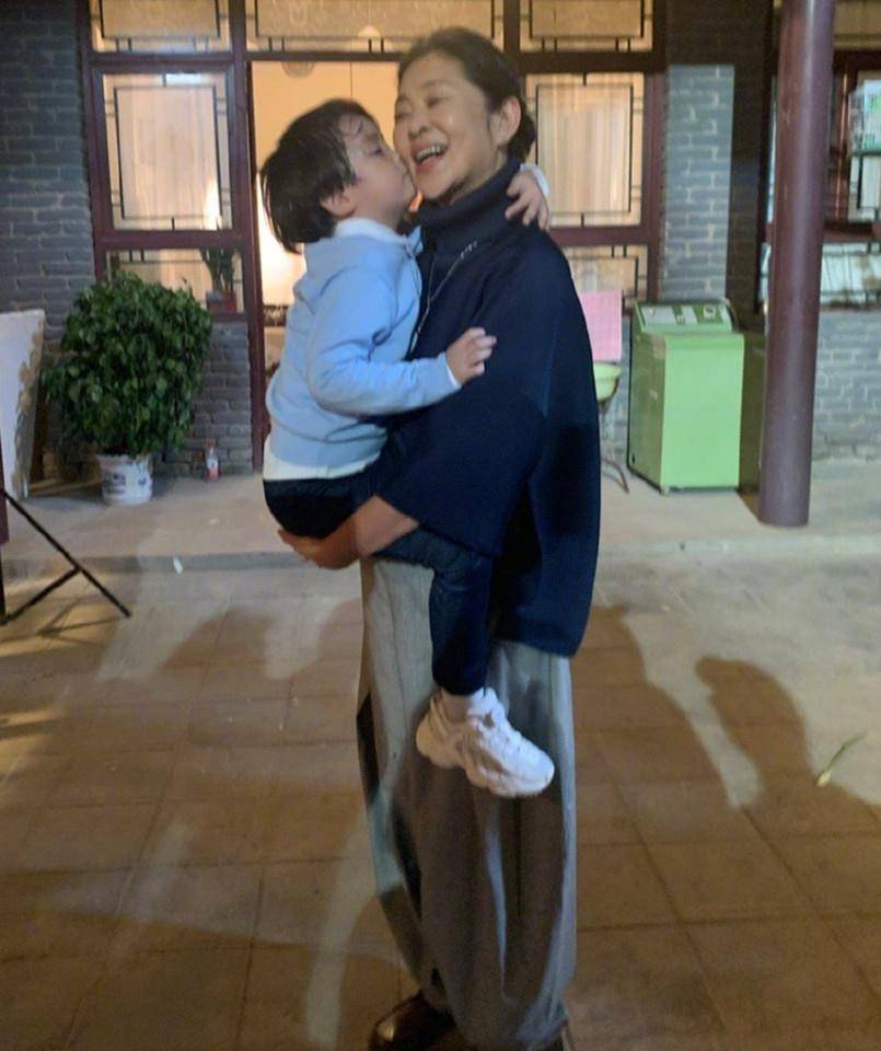 服装|倪萍近况曝光，穿休闲装录制综艺，双腿纤细到裤管撑不起