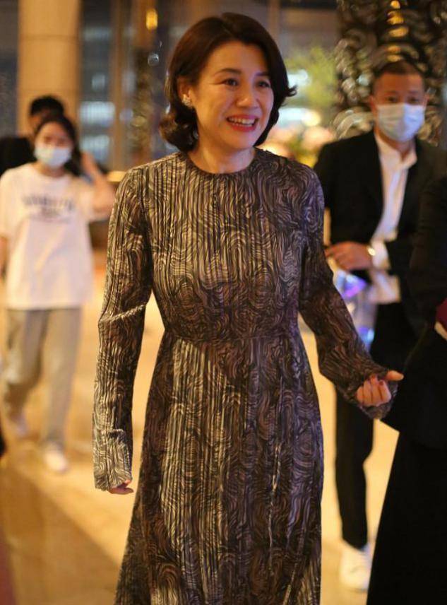 原创生活中的刘琳挺温柔的穿收腰褶皱裙显得温婉大气有皱纹也美