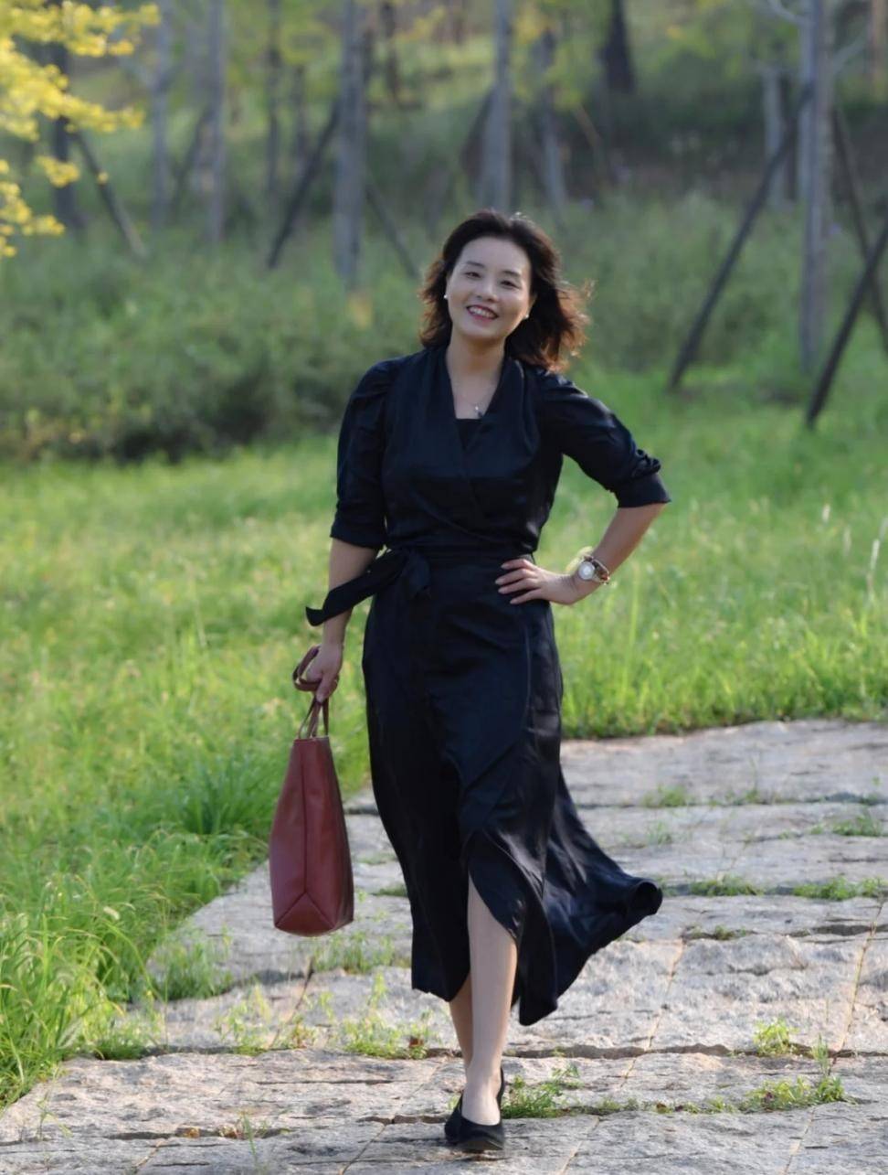 裙子|中年女人裙子这样穿搭，很显年轻
